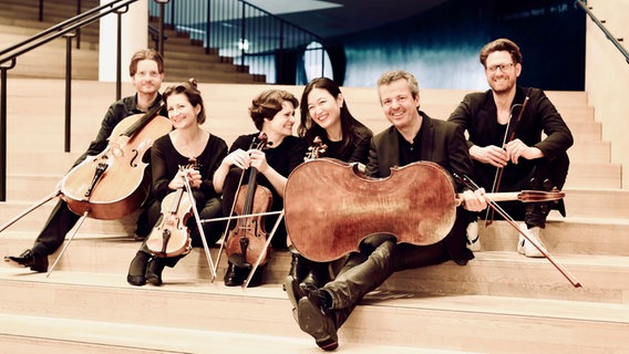 Das Elphier-Quartett: Phillip Wentrup, Ljudmila Minnibaeva, Alla Rutter, Yihua Jin-Mengel, Andreas Grünkorn, Benedikt Kany (v.l.n.r.) © Elphier Quartett / Laura Escanilla Foto: Laura Escanilla