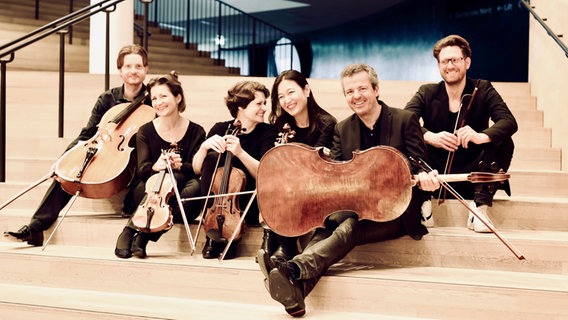 Das Elphier-Quartett: Phillip Wentrup, Ljudmila Minnibaeva, Alla Rutter, Yihua Jin-Mengel, Andreas Grünkorn, Benedikt Kany (v.l.n.r.) © Elphier Quartett / Laura Escanilla Foto: Laura Escanilla