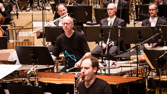 Konzertszene: Solo-Pauker Stephan Cürlis während der Aufführung von Magnus Lindbergs "Kraft" © NDR Foto: Peter Hundert