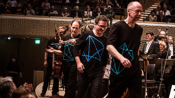 Konzertszene: Die Solisten verlassen die Bühne der Elbphilharmonie Hamburg © NDR Foto: Peter Hundert