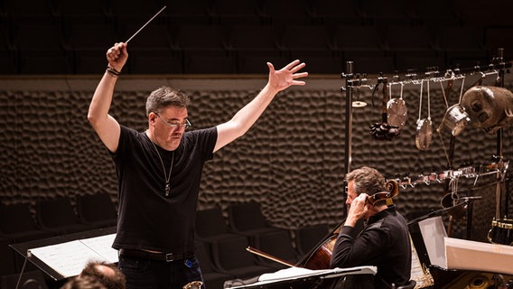 Alan Gilbert dirigiert eine Probe von Lindbergs "Kraft" im Großen Saal der Elbphilharmonie © NDR Foto: Peter Hundert