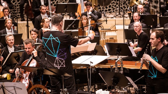 Konzertszene: Alan Gilbert (im schwarzen T-Shirt mit Orchester-Logo) dirigiert das NDR Elbphilharmonie Orchester © NDR Foto: Peter Hundert