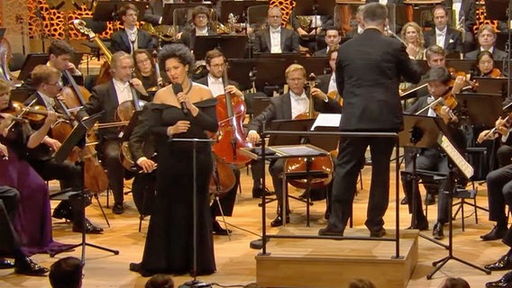 Screenshot: Sopranistin Julia Bullock singt beim Silvester-Konzert des NDR Elbphilharmonie Orchesters auf der Bühne der Elbphilharmonie. © NDR EO Foto: Screenshot