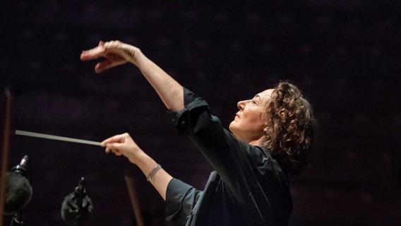 Dirigentin Nathalie Stutzmann © NDR EO/Brice Toul Foto: Brice Toul