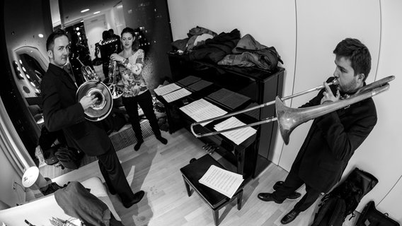 Die Bläser-Section des Pop-Duos JOCO spielt sich in einer Garderobe der Elbphilharmonie ein. © Benjamin Hüllenkremer Foto: Benjamin Hüllenkremer
