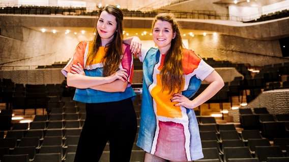 Das Pop-Duo JOCO auf der Bühne des Großen Saals der Elbphilharmonie. © Benjamin Hüllenkremer Foto: Benjamin Hüllenkremer