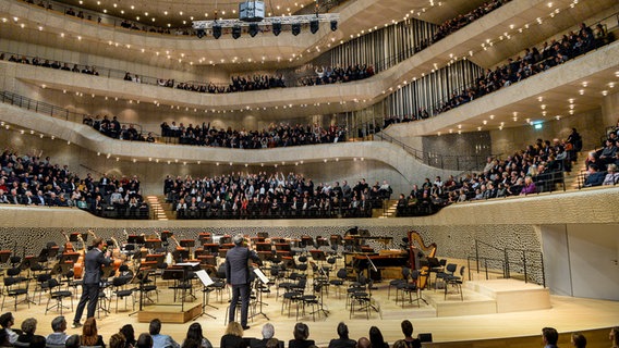 Das Publikum begrüßt das NDR Elbphilharmonie Orchester mit einer La-Ola-Welle. © Benjamin Hüllenkremer Foto: Benjamin Hüllenkremer