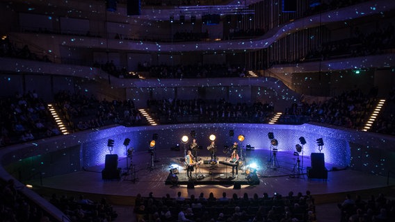 Konzertszene: JOCO auf der Bühne des Großen Saals der Elbphilharmonie. © Benjamin Hüllenkremer Foto: Benjamin Hüllenkremer