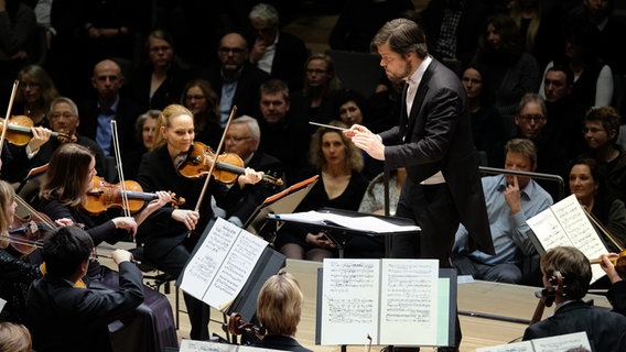 Konzertszene: Juraj Valčuha dirigiert das NDR Elbphilharmonie Orchester. © Benjamin Hüllenkremer Foto: Benjamin Hüllenkremer