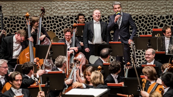 N-JOY-Moderator Jens Hardeland interviewt den Tubisten des NDR Elbphilharmonie Orchesters Markus Hötzel. © Benjamin Hüllenkremer Foto: Benjamin Hüllenkremer