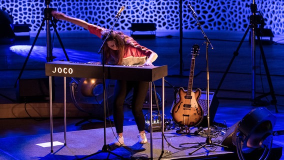 Konzertszene: Cosima Carl aus dem Duo JOCO am E-Piano. © Benjamin Hüllenkremer Foto: Benjamin Hüllenkremer