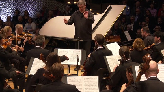 Pianist Igor Levit im Konzert mit dem NDR Elbphilharmonie Orchester. © NDR 