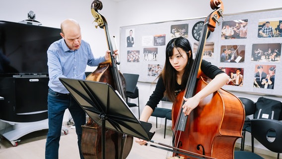 Musiker des NDR Elbphilharmonie Orchesters geben Meisterkurse in Shanghai. © Shanghai Orchestra Academy Foto: Zheng Yi
