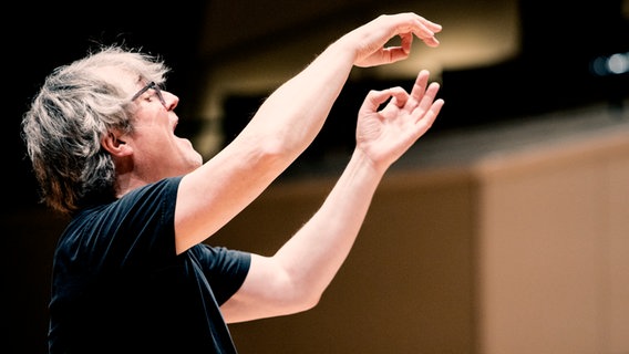 Dirigent Ingo Metzmacher im Porträt © Felix Broede Foto: Felix Broede