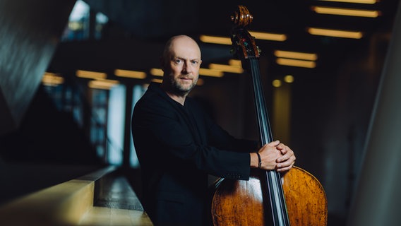 Michael Rieber, Solo-Bassist des NDR Elbphilharmonie Orchesters © NDR, Jewgeni Roppel Foto: Jewgeni Roppel