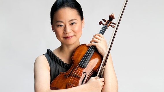 Porträt: Midori mit ihrer Geige © Timothy Greenfield-Sanders 