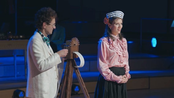 Screenshot: Der Song "Matrosenlied" wird während der Aufführung "Die Bratschen von Miranda:
Perlen der Musik - allerdings mit anderem Text und auch anderer Melodie" gesungen. © NDR Foto: Screenshot