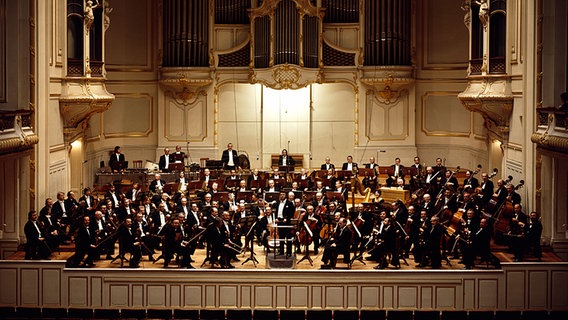 Moshe Atzmon und das NDR Sinfonieorchester auf der Bühne der Hamburger Musikhalle (Aufnamhe vom 11. Dezember 1972) © NDR Foto: Hans Ernst Müller