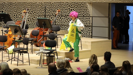 Das NDR Elbphilharmonie Orchester spielt Schostakowitsch Suite für Varieté-Orchester beim Familienkonzert in der Elbphilharmonie. © Marcus Krüger 