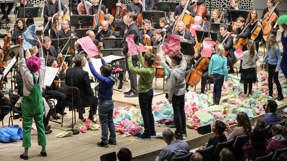 Das NDR Elbphilharmonie Orchester spielt Schostakowitsch Suite für Varieté-Orchester beim Familienkonzert in der Elbphilharmonie. © Marcus Krüger 