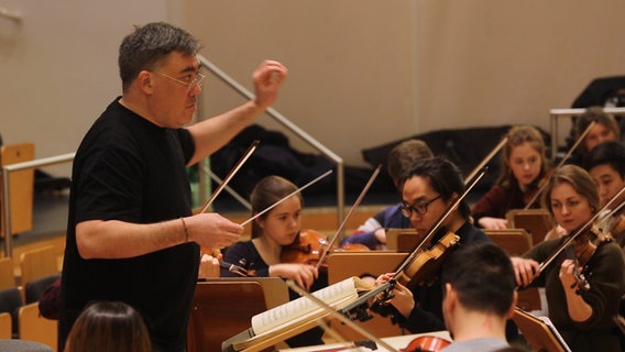 Screenshot: Alan Gilbert dirigiert das NDR Jugendsinfonierorchester. © NDR 