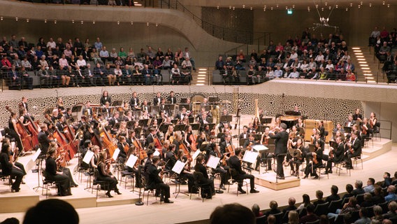 Alan Gilbert dirigiert das NDR Jugendsinfonieorchester in der Elbphilharmonie. © NDR 