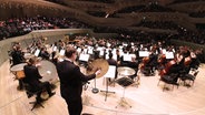 Petr Popelka dirigiert das NDR Jugendsinfonieorchester in der Elbphilharmonie. © NDR 
