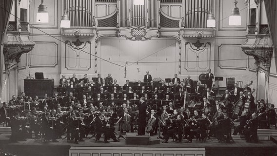 Das Sinfonieorchester des NWDR im Jahr 1947 in der Musikhalle. © NDR 