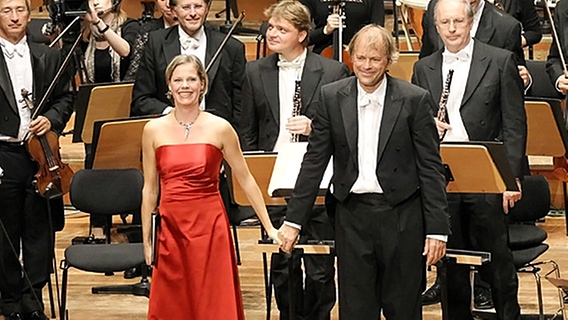 Sopranistin Camilla Tilling und Thomas Hengelbrock beim Applaus © NDR Foto: Marcus Krueger