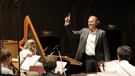 Thomas Hengelbrock während des Konzerts in der Laeiszhalle © NDR Foto: Marcus Krueger