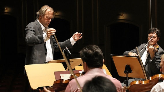 Thomas Hengelbrock dirigiert die Opening Night 2011 des NDR Sinfonieorchesters © NDR Foto: Marcus Krueger