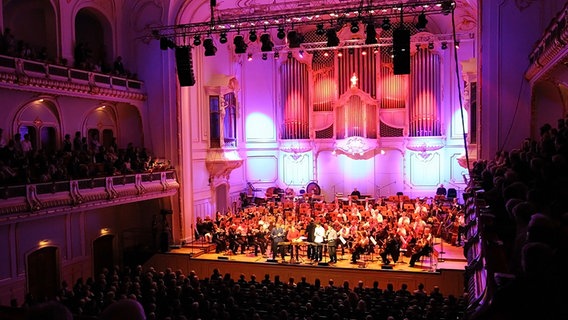 Der Große Saal erleuchtete im dritten Konzertteil in blauem und pinken Scheinwerferlicht. © NDR Foto: Marcus Krueger