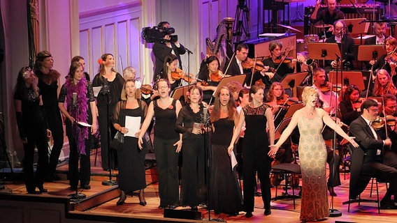 Sopranistin Ute Gfrerer und die "NDR Girls Group" des NDR Sinfonieorchesters © NDR Foto: Marcus Krueger