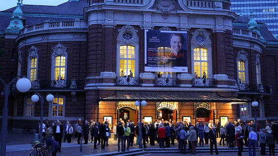 Konzertbesucher in der Pause der Opening Night 2012 vor der erleuchteten Laeiszhalle. © NDR Foto: Marcus Krueger