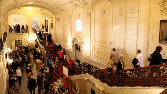 Konzertbesucher im Foyer und auf den Treppen der Laeiszhalle © NDR Foto: Marcus Krüger