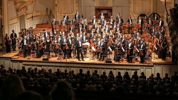 Das NDR Sinfonieorchester und Thomas Hengelbrock auf der Bühne der Laeiszhalle © NDR Foto: Marcus Krüger