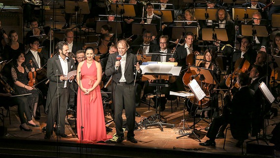 Konzertszene: Atalla Ayan, Maria Agresta und Thomas Hengelbrock auf der Bühne der Laeiszhalle © NDR Foto: Marcus Krüger