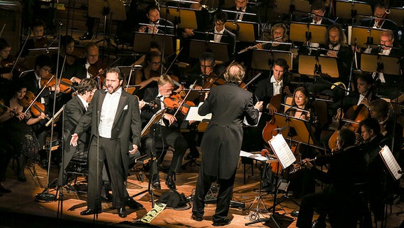 Konzertszene: Atalla Ayan und Thomas Hengelbrock mit dem NDR Sinfonieorchester © NDR Foto: Marcus Krüger