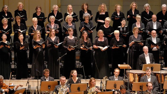 Konzertszene aus der Opening Night 2015 des NDR Sinfonieorchesters: Damen und Herrn von NDR Chor und WDR Rundfunkchor © NDR Foto: Marcus Krüger