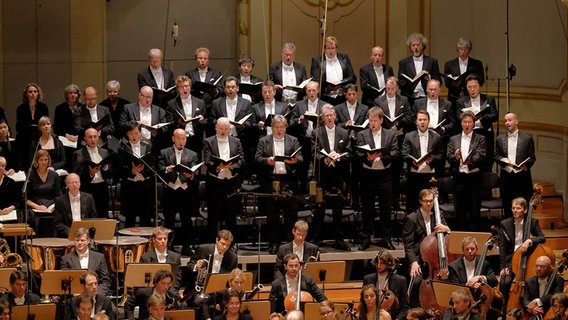 Konzertszene: Die Herren von NDR Chor und WDR Rundfunkchor beim Jägerchor aus dem "Freischütz" © NDR Foto: Marcus Krüger