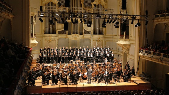 Konzertszene: Das NDR Sinfonieorchester, der NDR Chor, der WDR Rundfunkchor und Thomas Hengelbrock auf der Bühne der Laeiszhalle © NDR Foto: Marcus Krüger