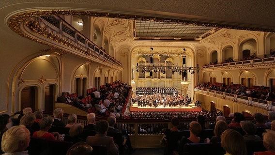 Blick aus den Rängen der Laeiszhalle auf die Bühne © NDR Foto: Marcus Krüger