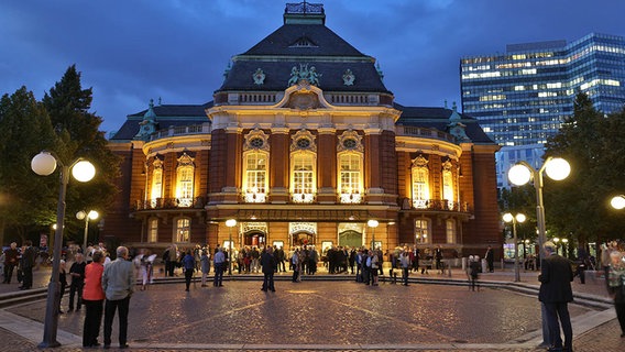 Konzertbesucher in der Pause vor der erleuchteten Laeiszhalle © NDR Foto: Marcus Krüger