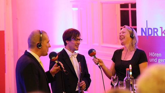 Flötist Daniel Tomann-Eickhoff im Pauseninterview bei Friederike Westerhaus und Mischa Kreiskott von NDR Kultur © NDR Foto: Marcus Krüger