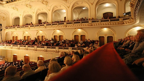 Konzertbesucher in den Rängen der Laeiszhalle © NDR Foto: Marcus Krüger