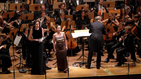 Konzertszene mit Véronique Gens (links) und Christina Landshamer aus der Opening Night 2015 des NDR Sinfonieorchesters © NDR Foto: Marcus Krüger