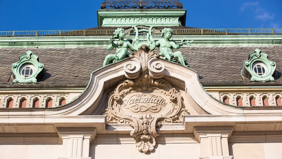 Das Eingangsportal der Laeiszhalle mit dem Schriftzug © NDR Foto: Axel Herzig