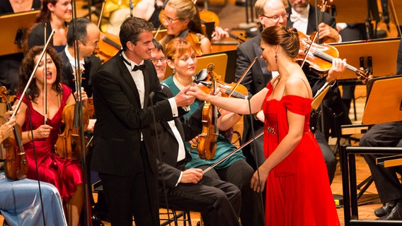 Konzertszene bei der Opening Night: Judith van Wanroij begrüßt Philippe Jaroussky auf der Bühne © NDR Foto: Axel Herzig