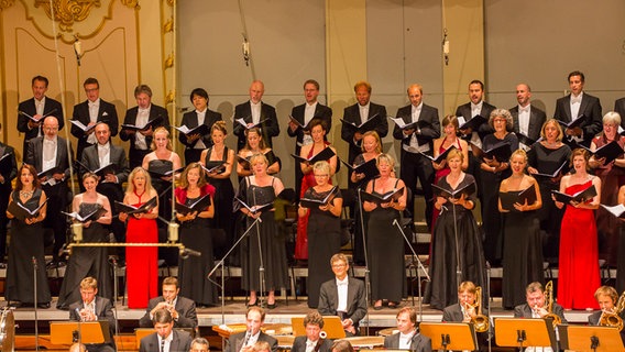 Der NDR Chor auf der Bühne der Laeiszhalle bei der Opening Night des NDR Elbphilharmonie Orchesters 2016 © NDR Foto: Axel Herzig