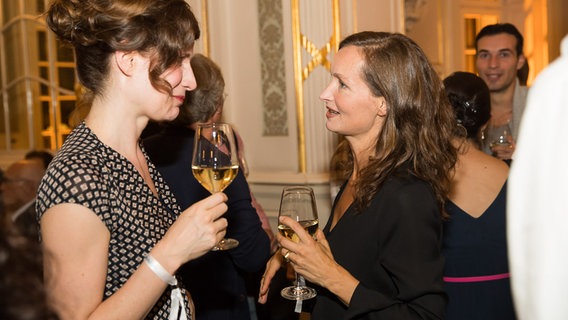 Beim Empfang im Brahms-Foyer: Die Sängerinnen Alexandra Hebart (links) und Katharina Sabrowski im Gespräch © NDR Foto: Axel Herzig